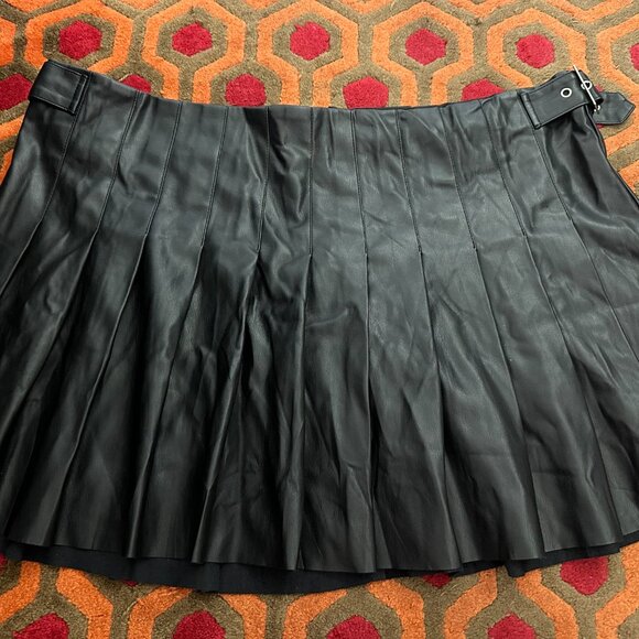 Plus Against The Machine Pleated Skirt Poster Girl - Picture 2 of 3